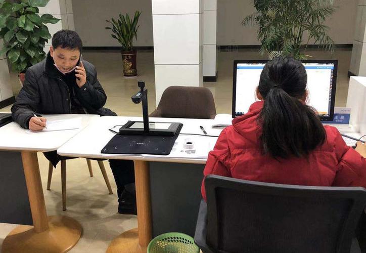 新闻故事:一通30秒的电话